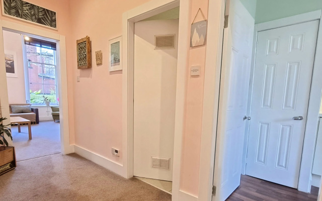 Vibrant Spacious Apartment In West End