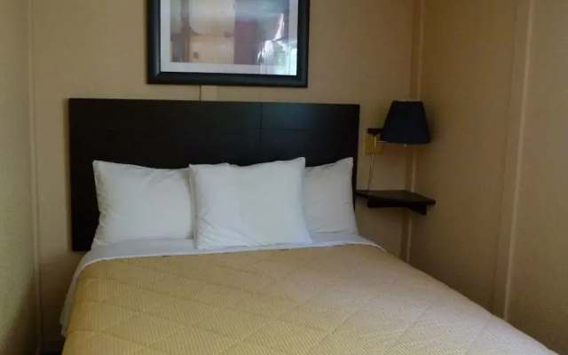 Country Squire Motel