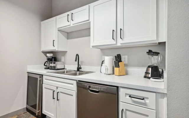 Spacious 2BR Downtown Retreat