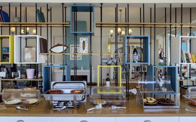 Beachfront Modern Flat-Breakfast Included