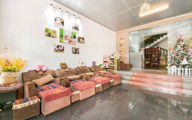 OYO 692 Trang Pham Hostel