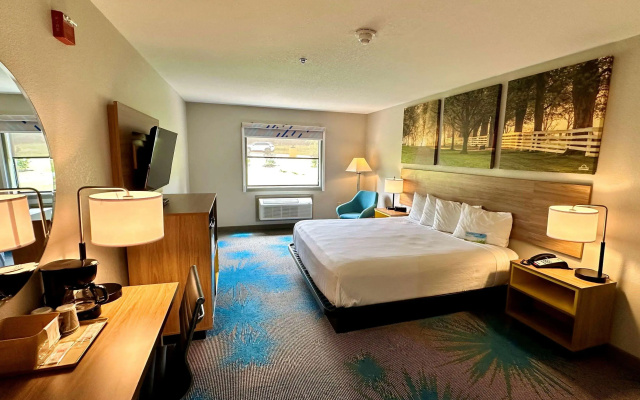 Days Inn & Suites by Wyndham Wynne