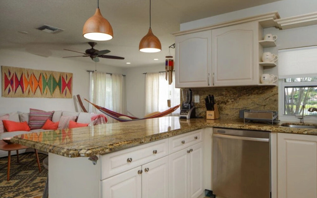 Golfview - Short Term Rental Certified by Weston. Private & Sanitized, Perfect for Social Distancing & Working From Home. Self Check-in. Private Pool, Pet Friendly. Super-host Support