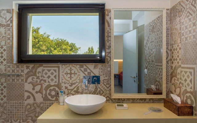 Stylish Villa, Private Pool, Large Garden, sea View, En-suite Bathrooms