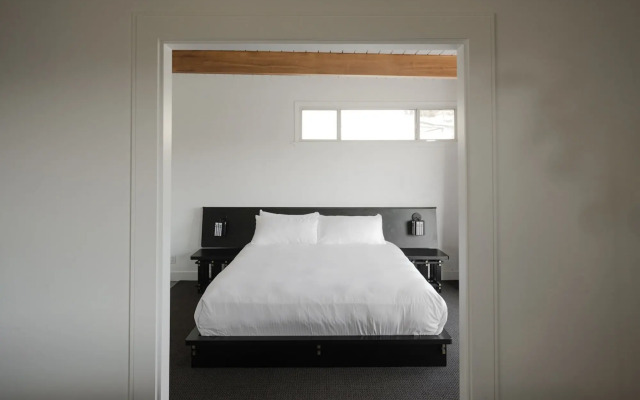Hollywood Hills Hotel