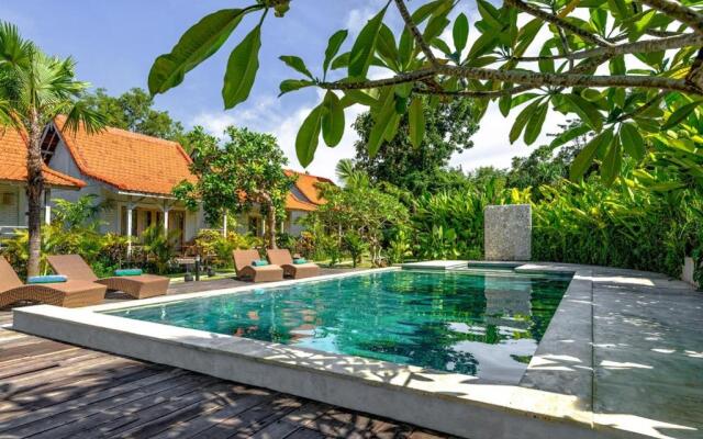 Tamuku Padang Padang, CARI Surf Camp