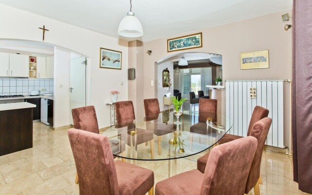 Amazing Home in Smricevica With Wifi and 6 Bedrooms