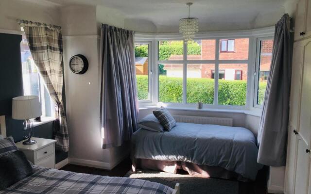 Sunnyside - Large Seaside Home with views and Hot Tub