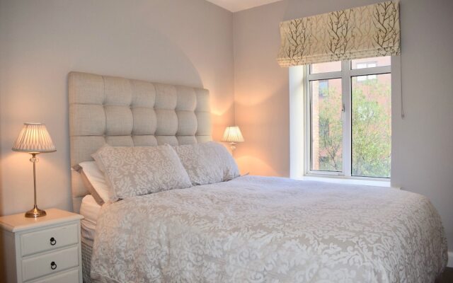 2 Bedroom Apartment Near City Centre