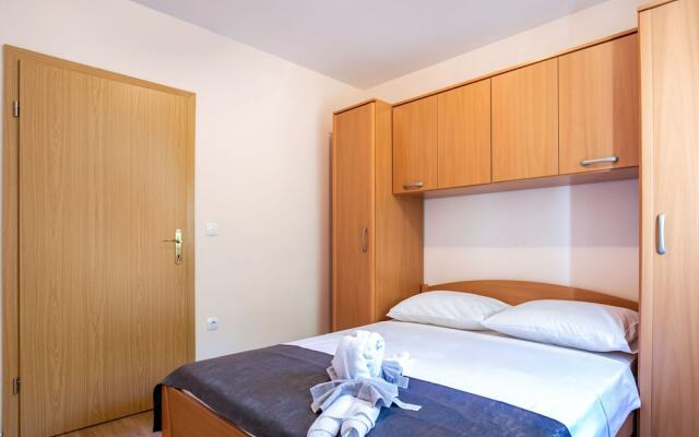 Restful Apartment in Mastrinka near Beach & Town Center
