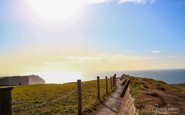 10mindrivecliffsofmoher-cozy2br-parking-wifi