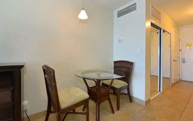 Lahaina Shores #425 Studio Bedroom Condo by RedAwning