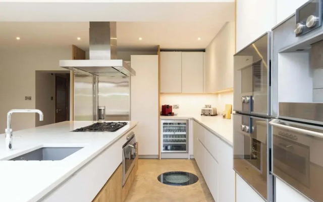 Spacious 4-bed Near City Sea