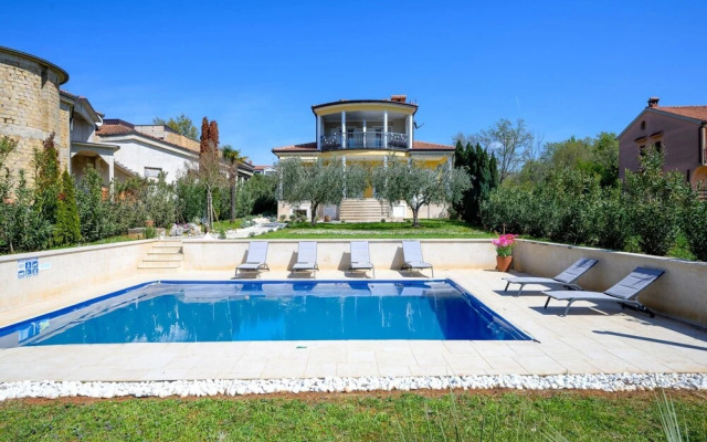 Bright Apartment With Communal Pool