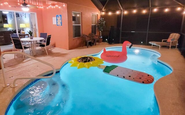 10 Mi to Disney + Heated Pool: Florida Abode!