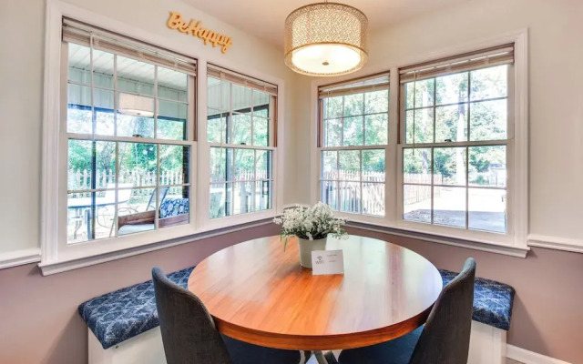 Seneca Escape w/ Screened Patio: Near Lakes!