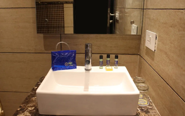 OYO 2617 Hotel Samrat Heavens