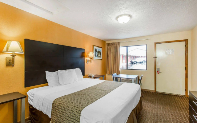 Econo Lodge North
