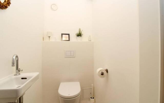 MODERN spacious, 2 BEDROOM, FREE PARKING