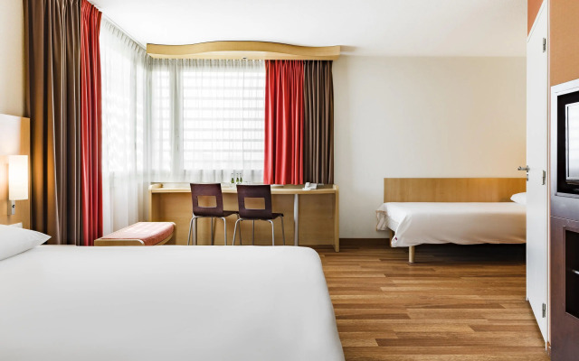 ibis Warszawa West Station