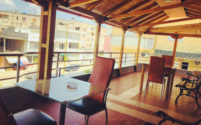 Gold Guest House & Bar