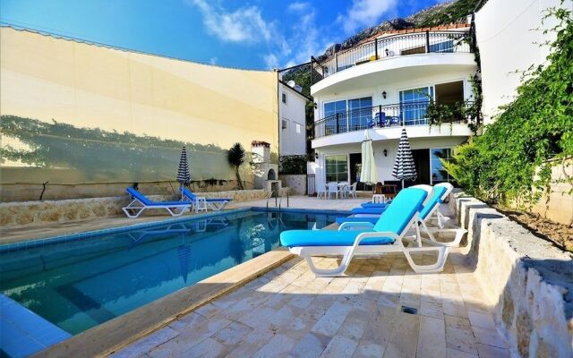 Villa Zumrut 3 by Akdenizvillam