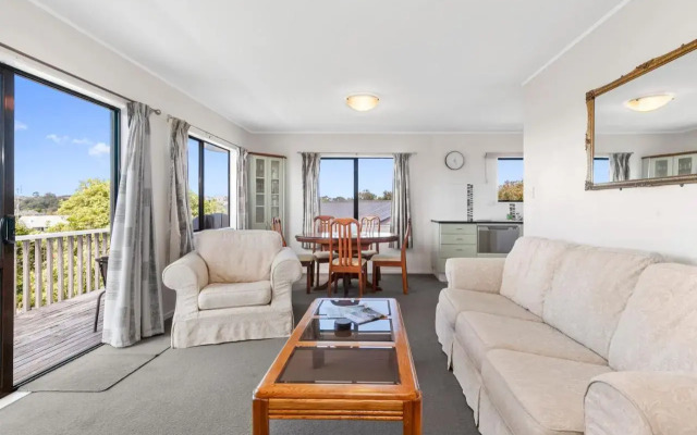 Snells Seaside Bach - Snells Beach Holiday Home