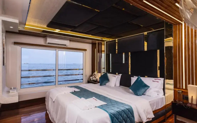 Cosy Houseboat