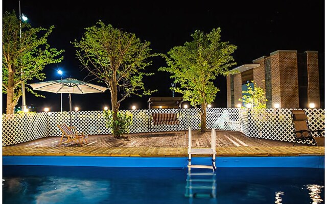 Yeongwol River Palace Pension