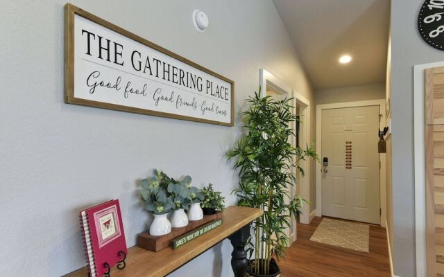 Table Rock Lookout Duo - Spacious Balcony