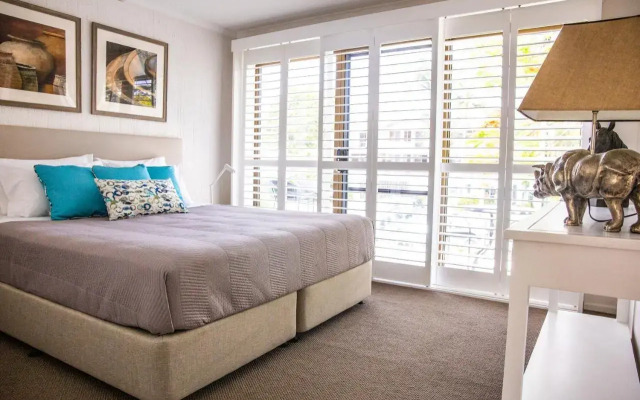 2 Bedroom Renovated Townhouse, Walk to Noosa River