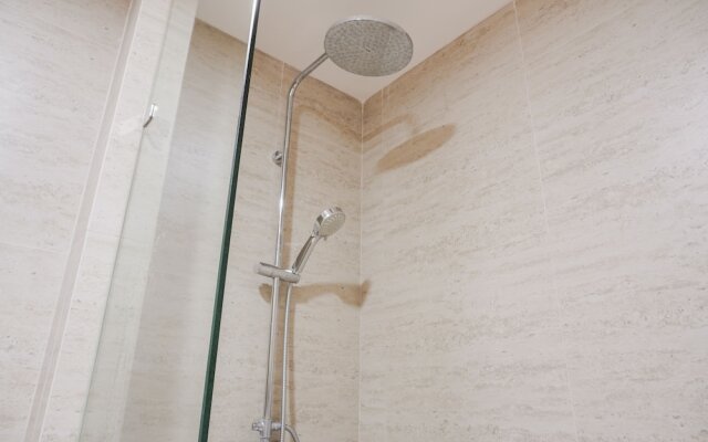 Stunning And Strategic 2Br Gold Coast Apartment Near Pik