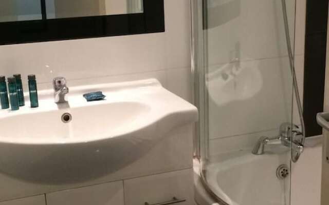 Center Apartment on Jubilee Line