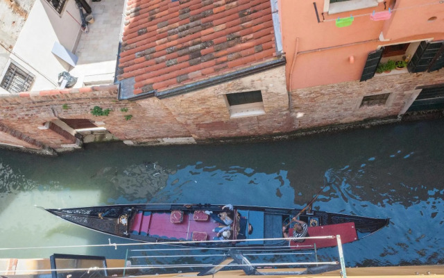 Stylish Renovated Apartment In The Heart Of The City