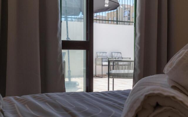 Terrace Beach Apartment by Rent4all