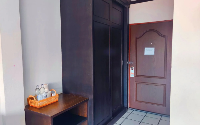 Thong Paeka Hotel