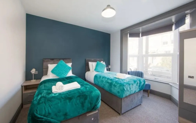 Immaculate 5-bed House in the City Centre Ashford