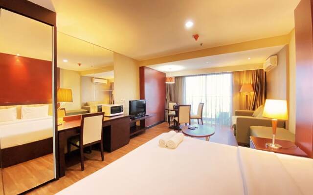 Fancy And Nice Studio At El Royale Apartment