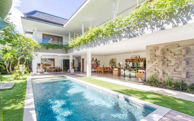 Colorful Private Villa 3 BR, Seminyak With Staff