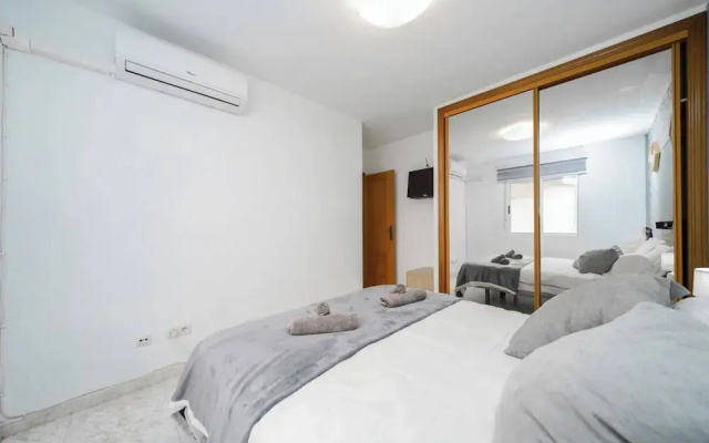 Modern 3-bed Apt, Sleeps 7, 6 Min Walk to Beach