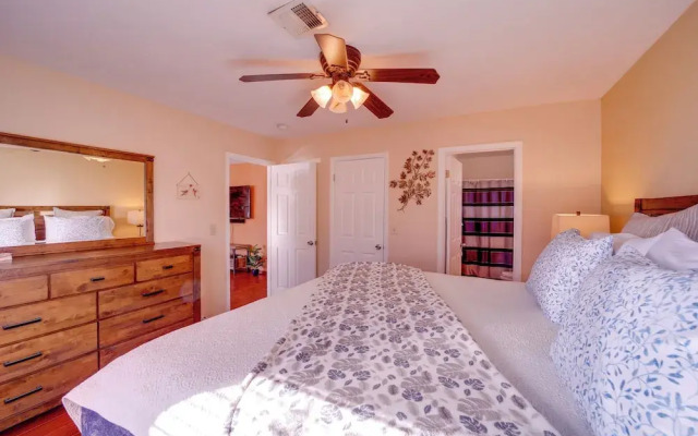 2 Mi to Whiskey Row: Tranquil Getaway w/ Deck!