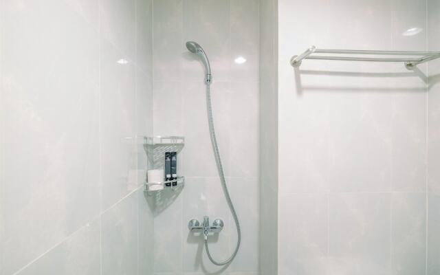 Cozy Living Studio Room at Evenciio Margonda Apartment