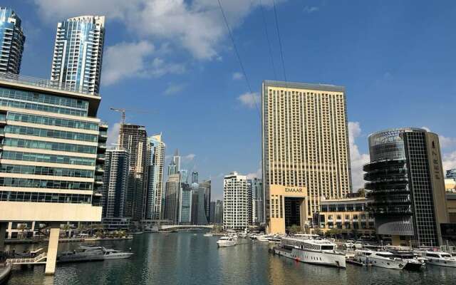 Lux High Rise Marina Apartment