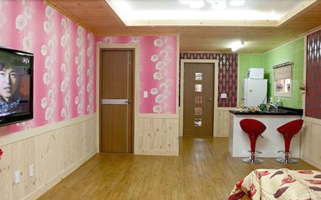 Yangsan Chickweed & Flower Pension
