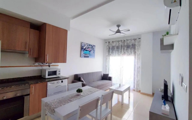 Apartamento con patio, piscina y parking privado
