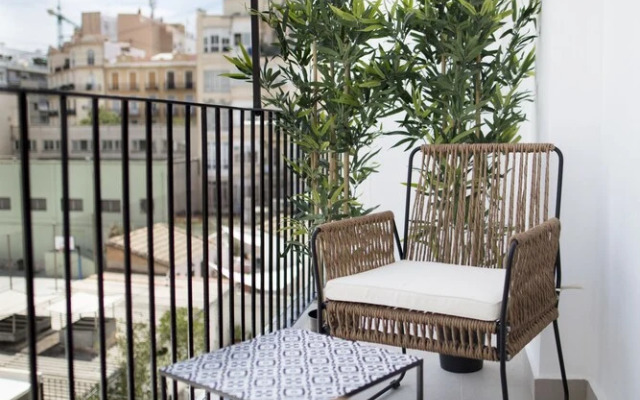 Chic & Central in Lively but Quiet Area