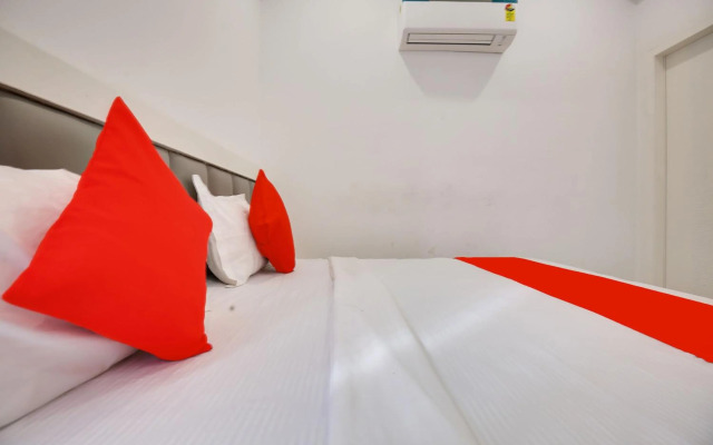 OYO Flagship 80590 Sky White House