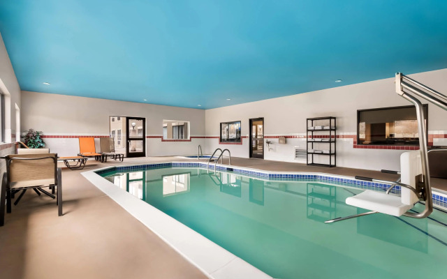 Comfort Inn & Suites North East