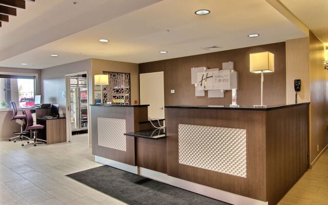 Holiday Inn Express Fargo-West Acres by IHG