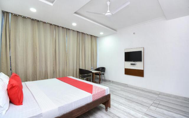 OYO 30349 Hotel Mm Crown